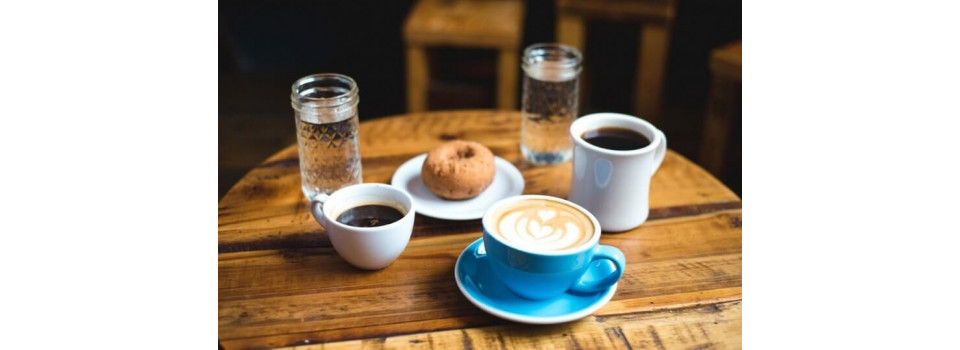 Чи запивати каву водою? Чи додавати молоко?